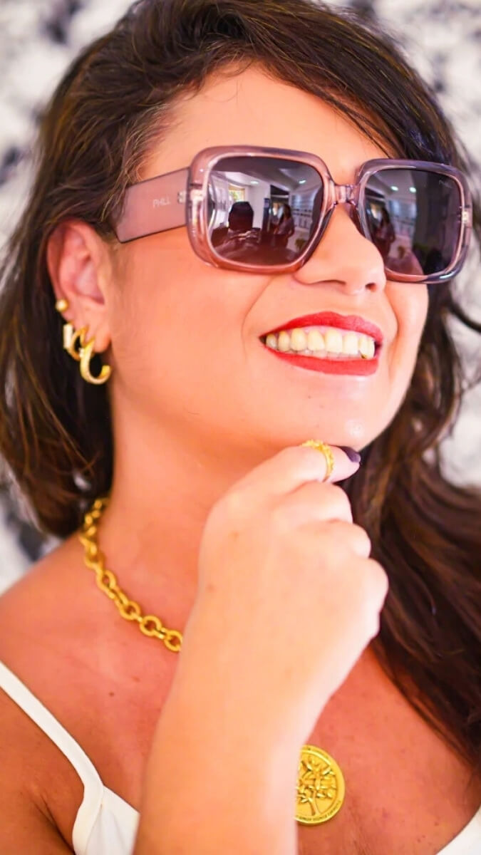 Modelo usando óculos de sol oversized elegantes, parte da coleção de verão da Óptica Visualisi.