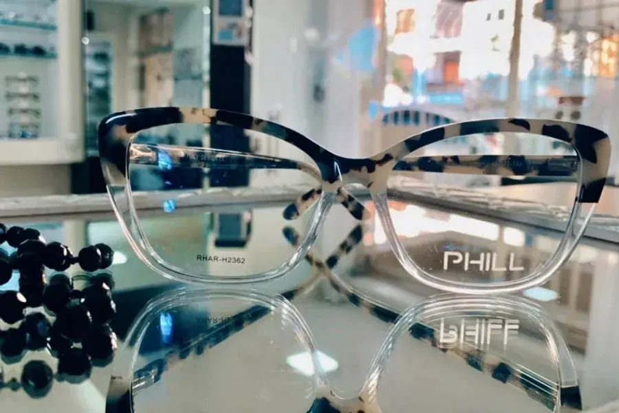 Armação de óculos de grau em acetato transparente com hastes estampadas na Óptica Visualisi, Porto Alegre