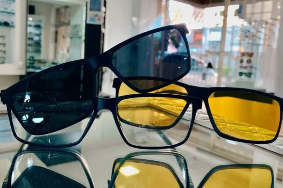 Óculos com clip-on solar e lente amarela para direção na Óptica Visualisi, Porto Alegre