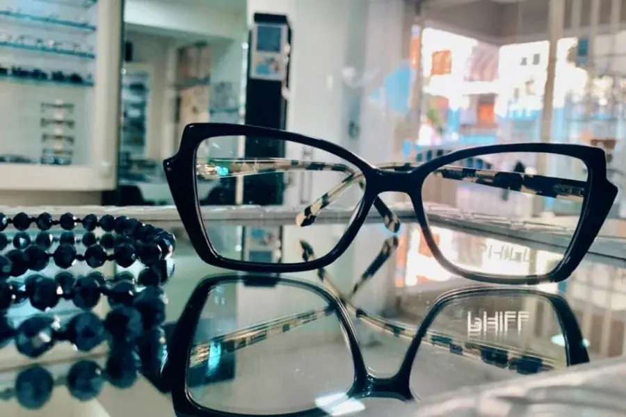 Armação de óculos de grau gatinho em acetato escuro na Óptica Visualisi, Porto Alegre