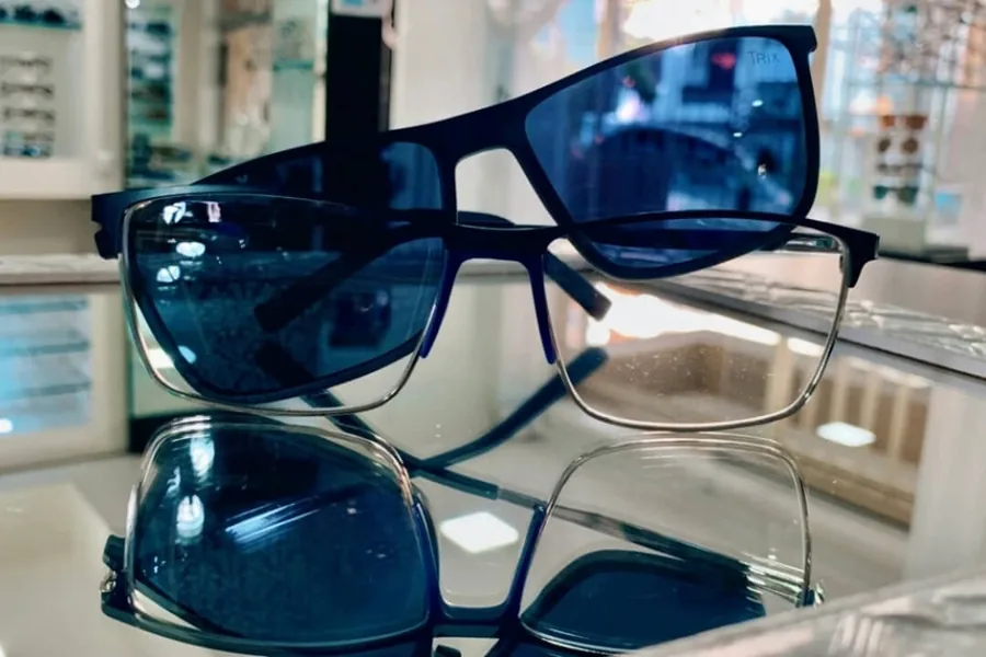 Armação de óculos de grau masculina em azul marinho exposta na vitrine da Óptica Visualisi, Porto Alegre