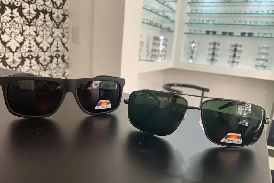 Óculos de sol esportivos com lentes polarizadas na Óptica Visualisi, Porto Alegre
