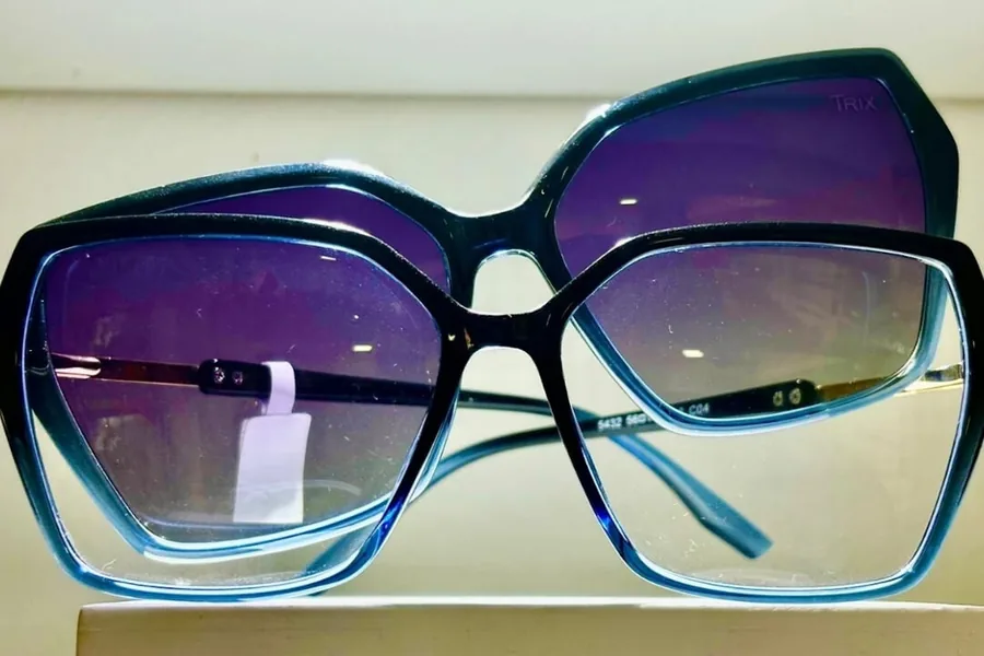 Óculos de sol oversized com lentes degradê azuis na Óptica Visualisi, Porto Alegre
