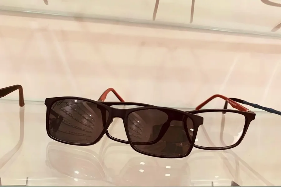 Óculos de sol retangular com lentes marrons na Óptica Visualisi, Porto Alegre