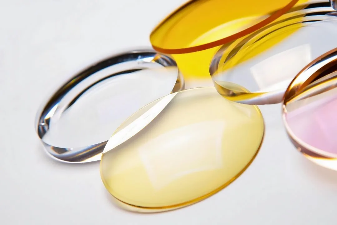 Lentes para óculos de grau com tratamentos e colorações diferentes disponíveis na Óptica Visualisi, Porto Alegre